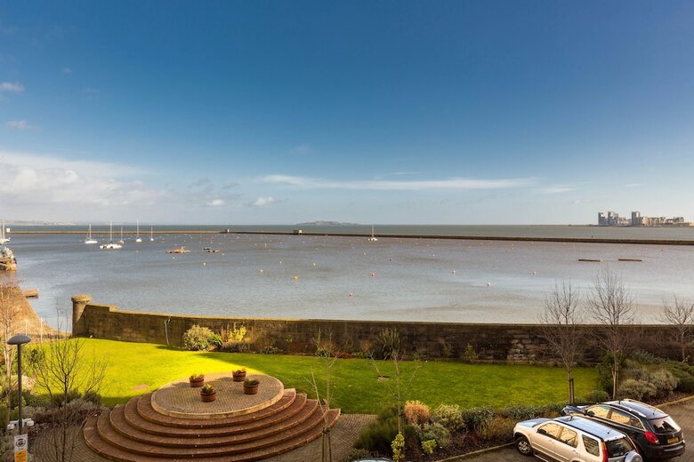 411 - Corinthian Quay Apartment