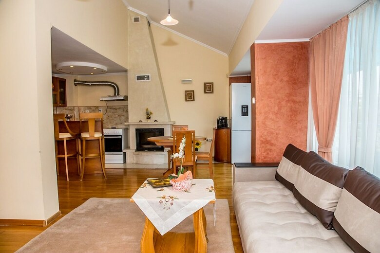 Apartamentos Fm Luxury 1-bdr Maisonette With Terrace