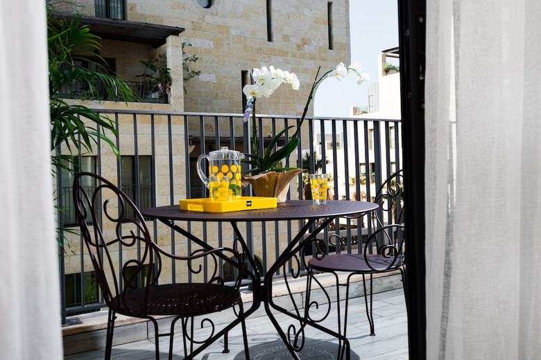 Apartamento Contemporary & Texture-rich Hideaway
