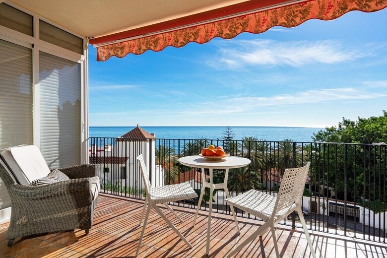 Lovely Beachfront Apartment With Sunny Balcony Ref 35