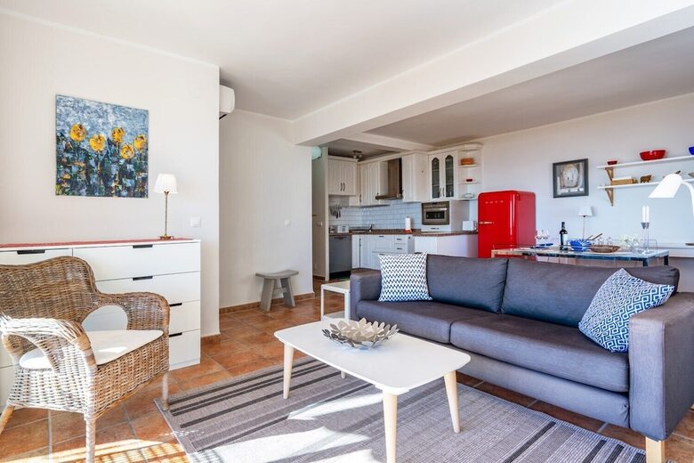 Lovely Beachfront Apartment With Sunny Balcony Ref 35
