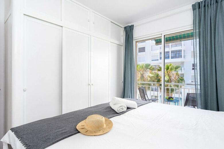 Delightful Apartment On The First Shoreline Ref 141