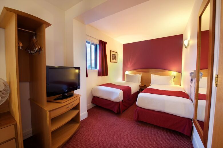 Waterloo Hub Hotel & Suites