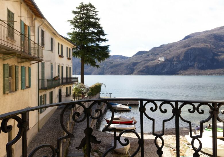 Mamma Ciccia Holiday Home - Lake Front Apartment