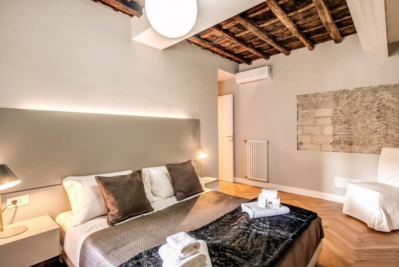 Trevi Fountain Superior 3 Bdr Apartment