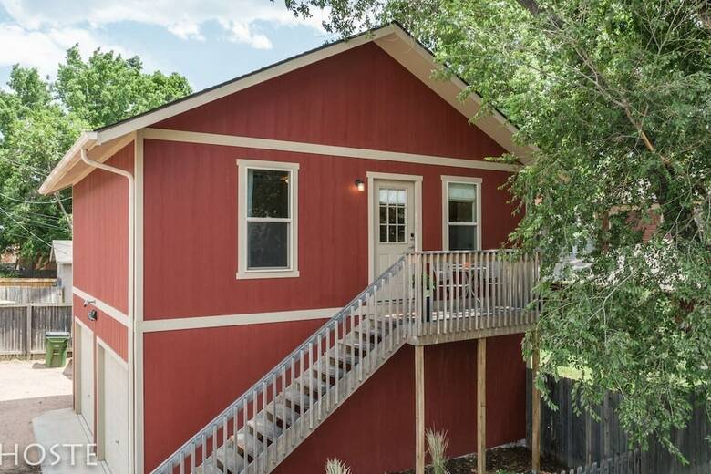 Romantic Getaway King Bed 1min To Restaurants!