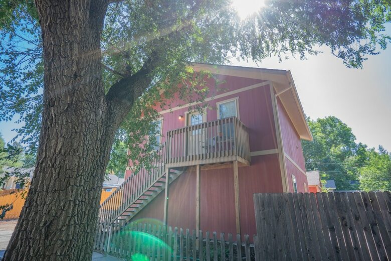Romantic Getaway King Bed 1min To Restaurants!
