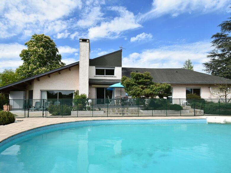 Villa With Private Swimming Pool In A Rural Area, Just Outside Decize