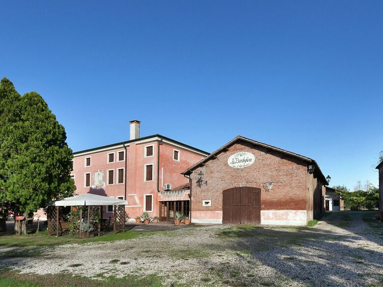 Agroturismo Cozy Farmhouse In Veneto With Shared Pool