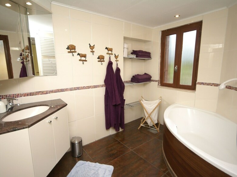 Spacious Holiday Home With Sauna In Celles-sur-plaine