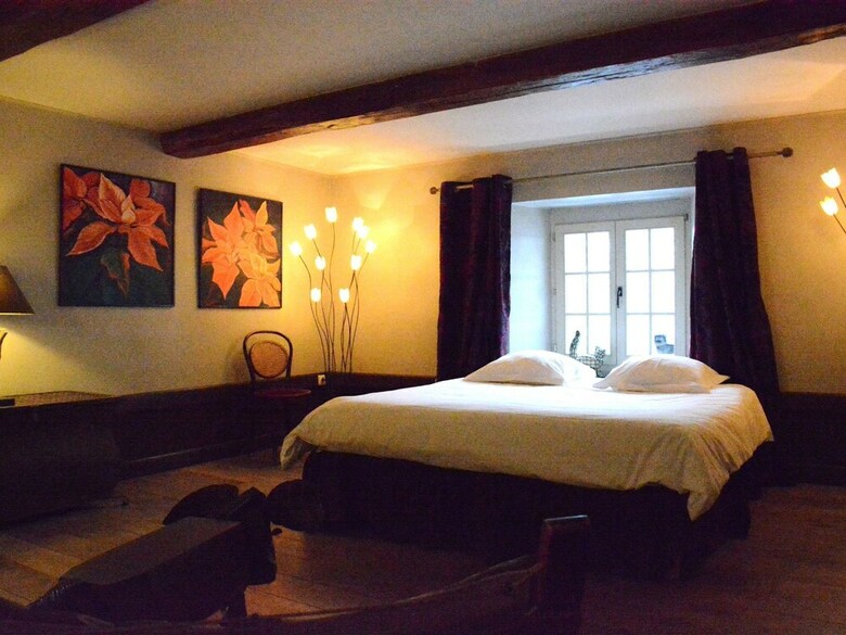 Cozy Holiday Home In Bi�vre With Pond