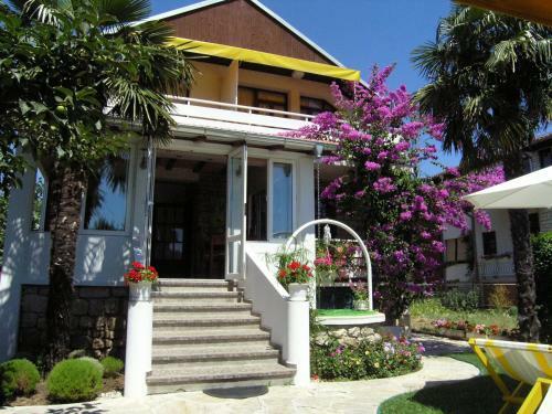 Hostal Guesthouse Ema
