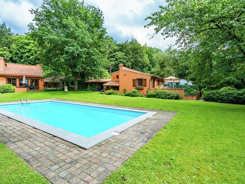 Cosy And Snug Holiday Home With Joint Swimming Pool