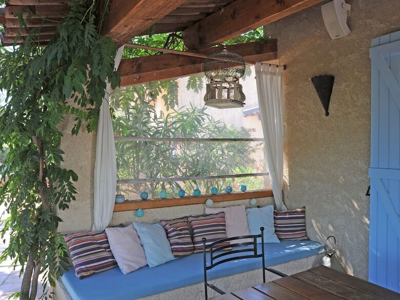 Idyllic Villa In Esparron-de-verdon With Barbecue