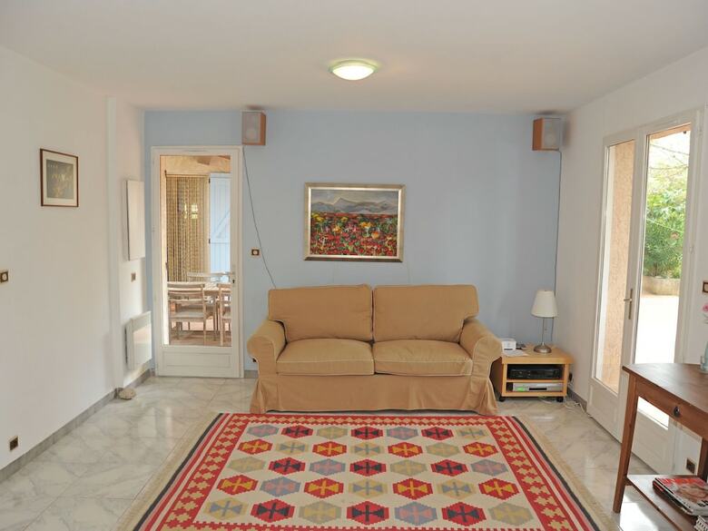Idyllic Villa In Esparron-de-verdon With Barbecue