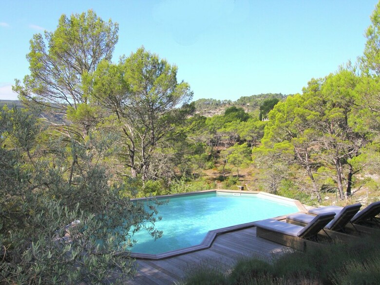 Idyllic Villa In Esparron-de-verdon With Barbecue