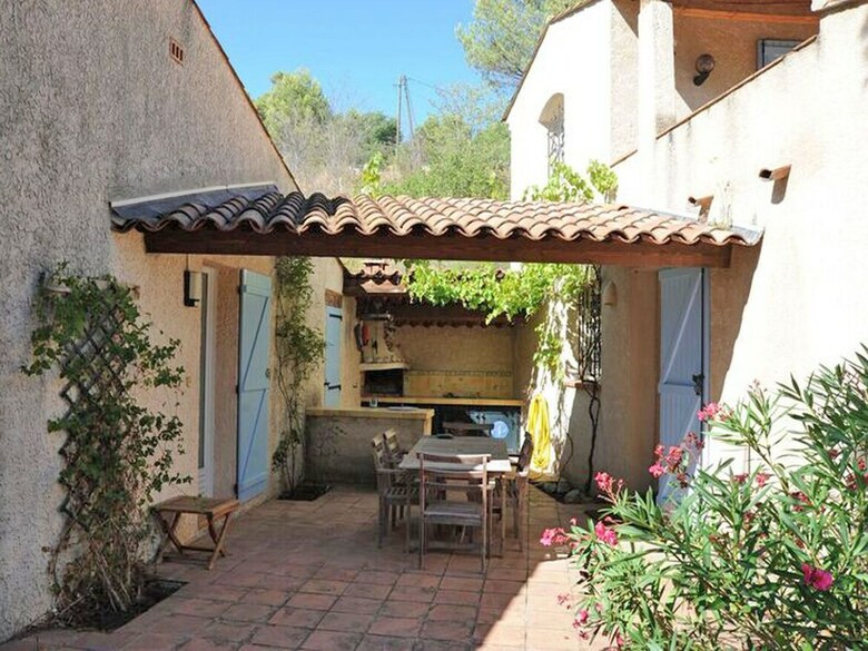 Idyllic Villa In Esparron-de-verdon With Barbecue