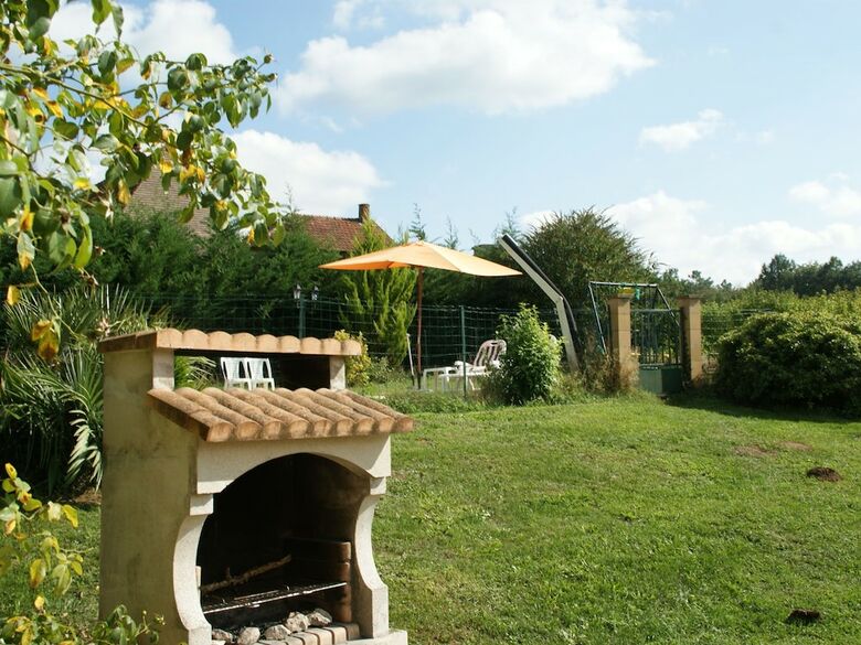 Serene Holiday Home In Besse With Swimming Pool