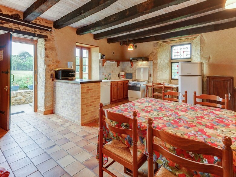 Serene Holiday Home In Besse With Swimming Pool