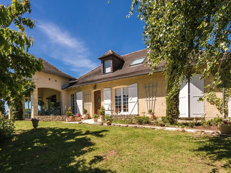 Cozy Villa In Saint-bonnet-la-rivi�re With Swimming Pool