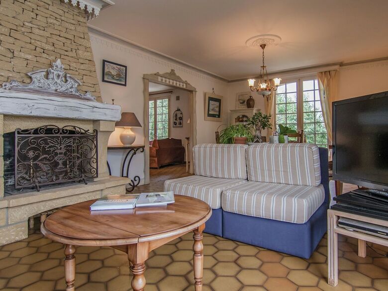 Cozy Villa In Saint-bonnet-la-rivi�re With Swimming Pool