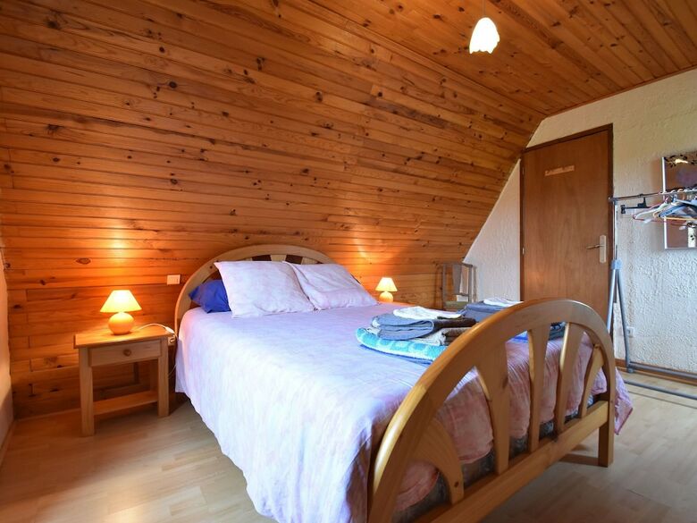 Cozy Holiday Home In Saint-l�on-sur-v�z�re With Pool