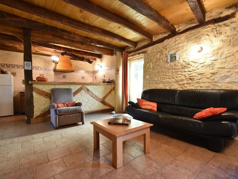 Cozy Holiday Home In Saint-l�on-sur-v�z�re With Pool