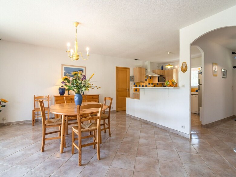 Spacious Villa In Roquebrun With Swimming Pool