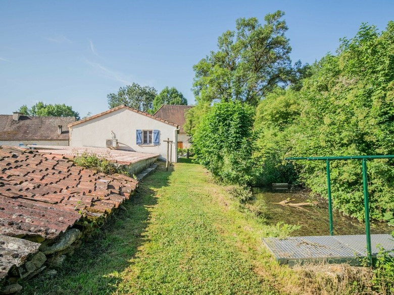 Peaceful Holiday Home Saint-martin-le-redon With Pool