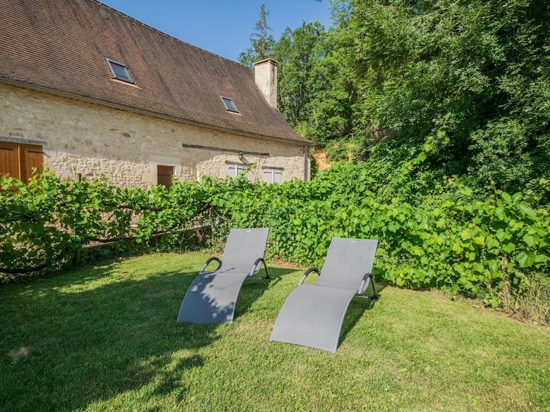 Peaceful Holiday Home Saint-martin-le-redon With Pool