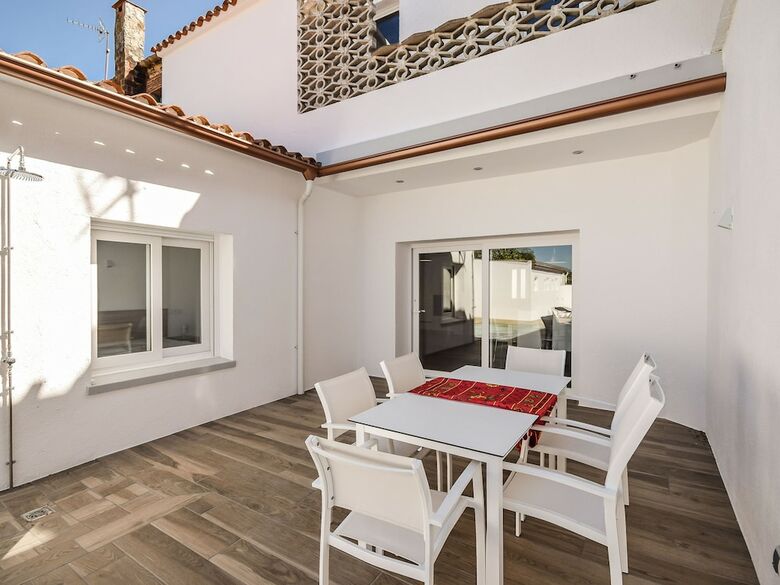 Authentic, Modern And Wheelchair Friendly Holiday Home With Private Pool