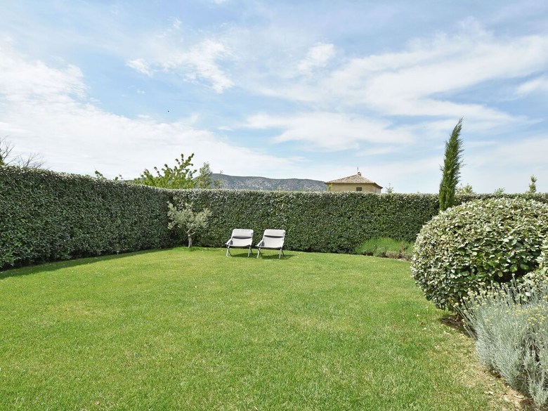 Lavish Villa In Malauc�ne With Private Garden