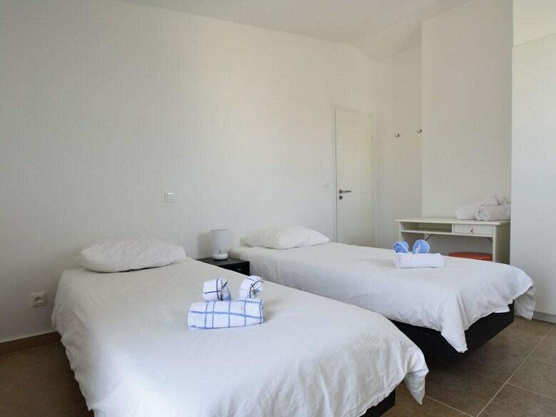 Lavish Villa In Malauc�ne With Private Garden
