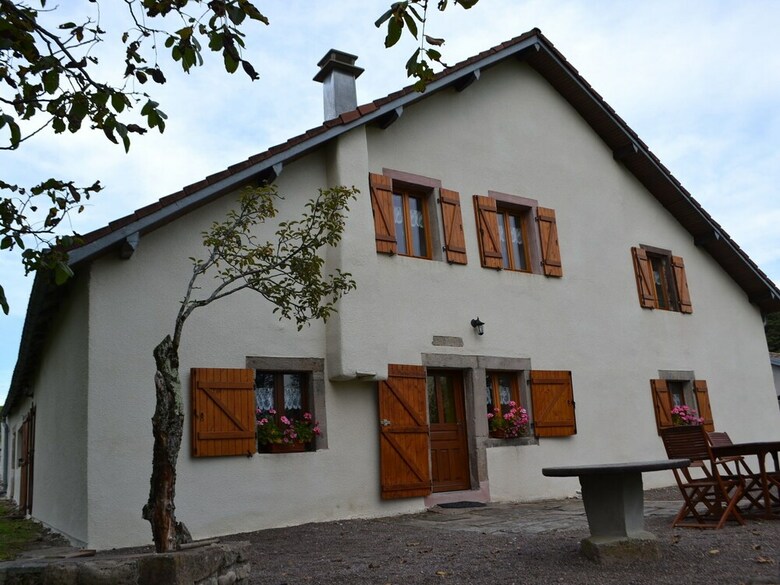 Spacious Holiday Home With Private Garden In Saint-bresson