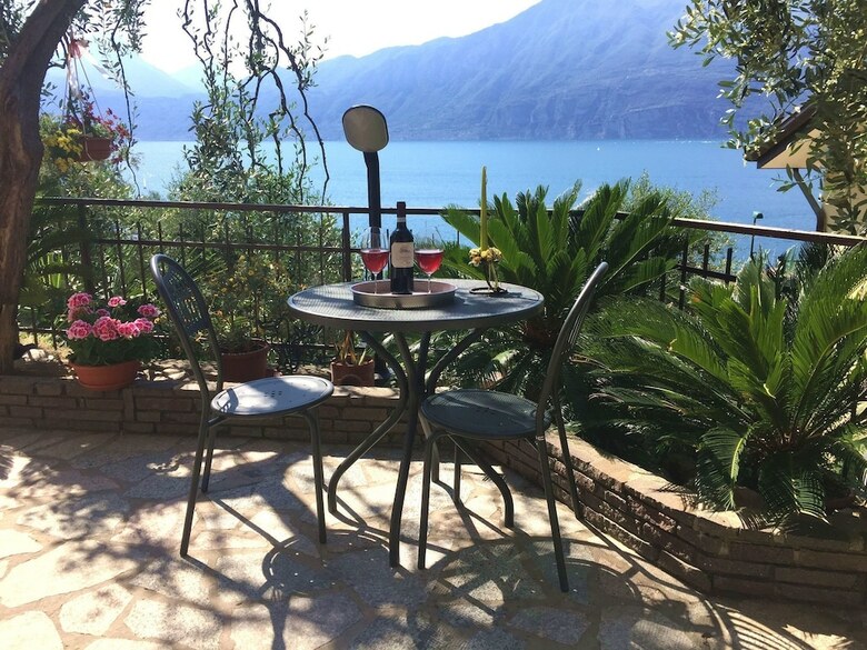 Modern Apartment In Brenzone With Terrace