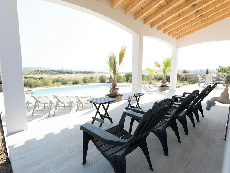 Luxury Villa In Aigne With Swimming Pool