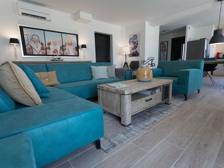Luxury Villa In Aigne With Swimming Pool