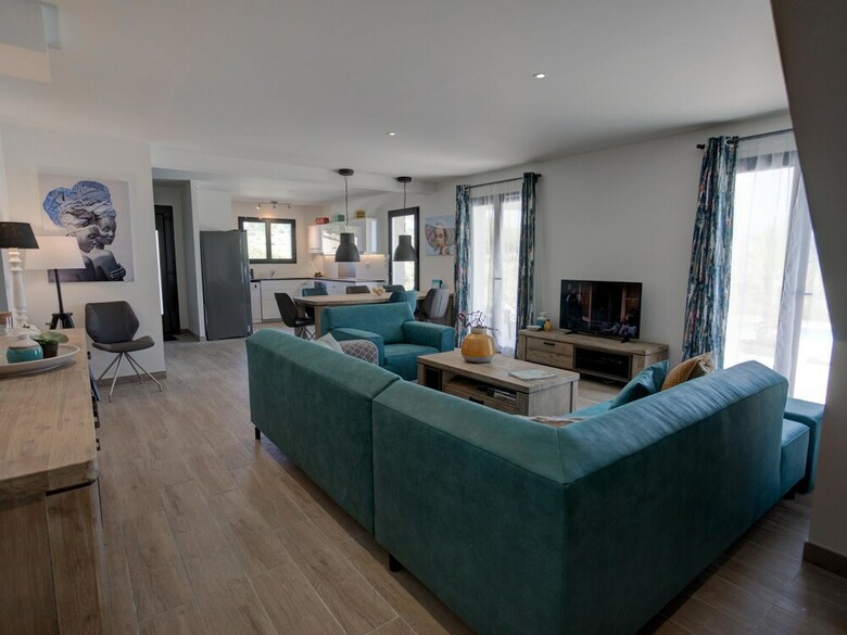 Luxury Villa In Aigne With Swimming Pool