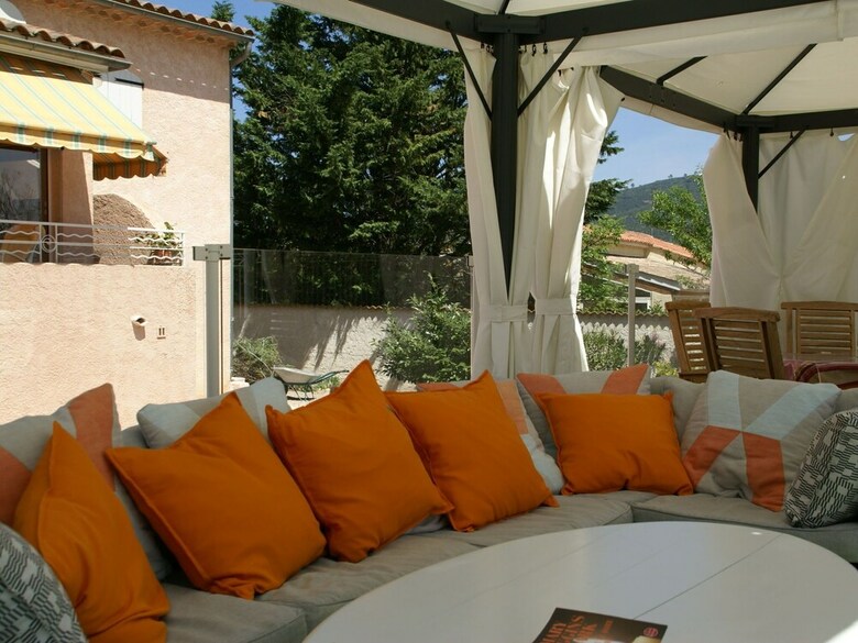 Airconditioned, Spacious Villa In Gar�oult With A Private Pool