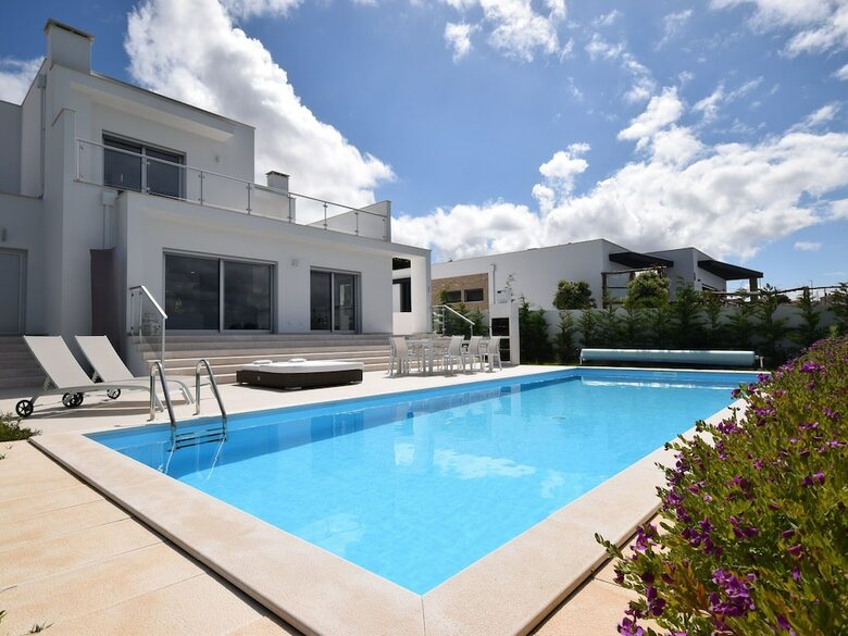Comfortable Detached Villa With Heated Swimming Pool And Beautiful View