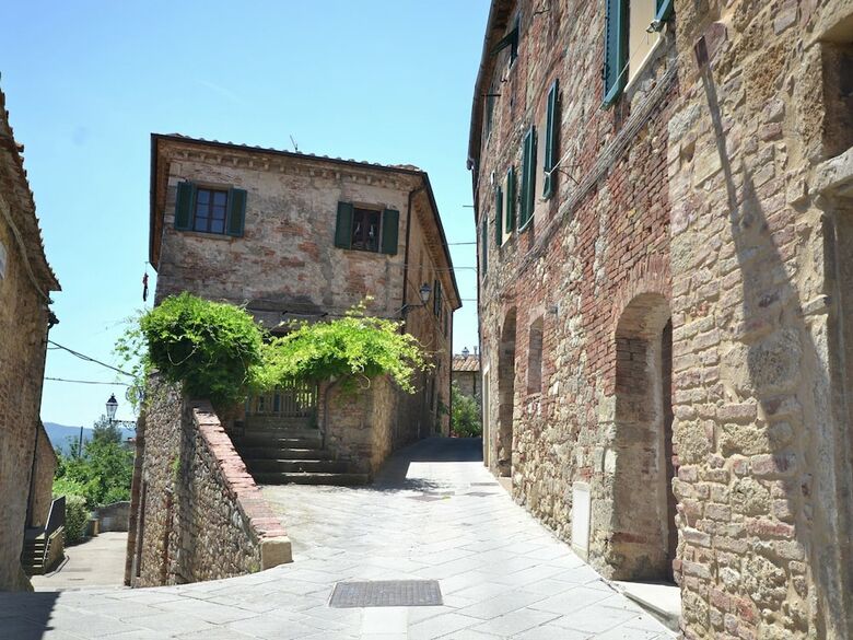 Cozy Holiday Home In Montecastelli Pisano With Balcony