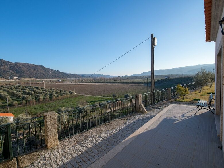 Cozy Cottage In Vila Flor With Swimming Pool