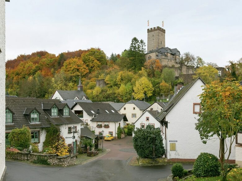 Cozy Apartment In Kerpen With Garden