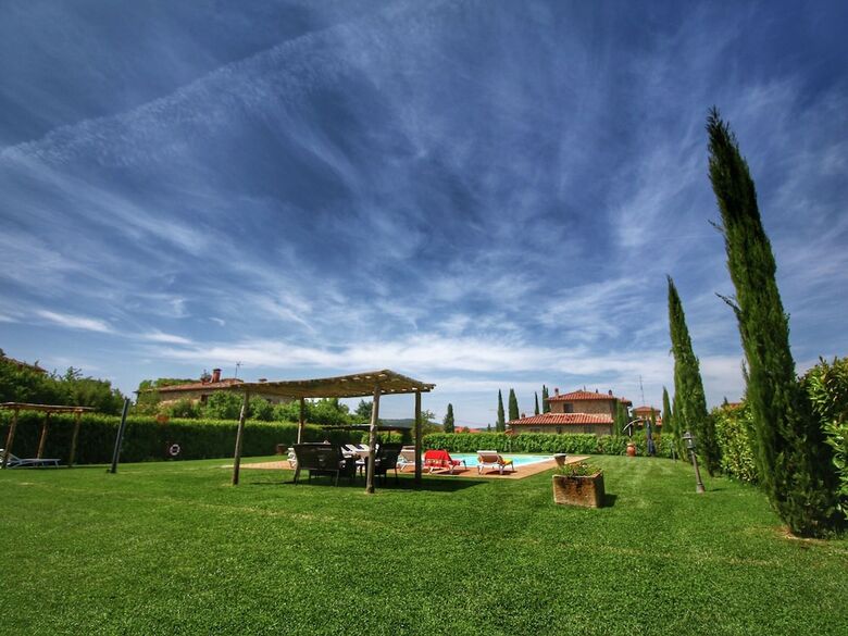 Luxurious Cottage In Lucignano With Pool