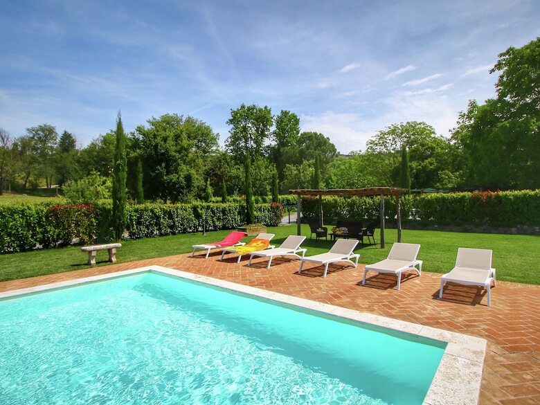 Luxurious Cottage In Lucignano With Pool