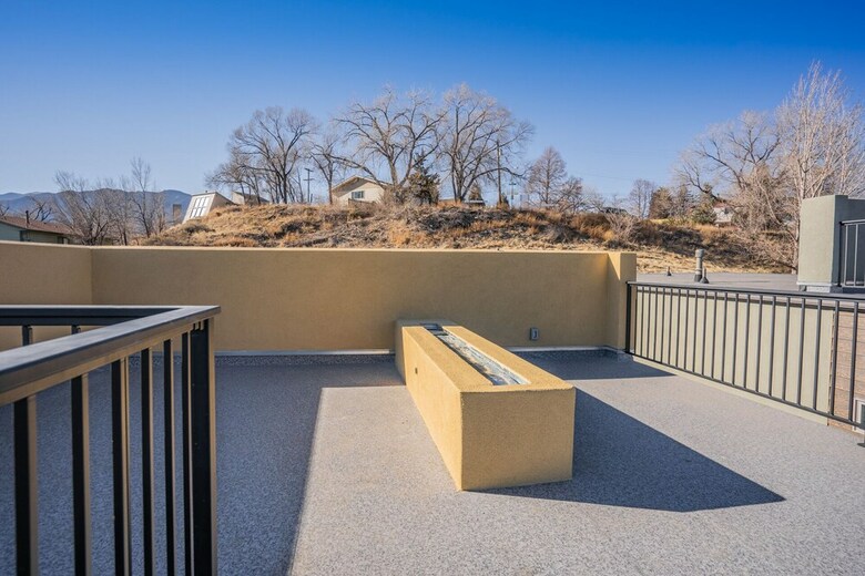 Downtown Skyline Rooftop Patio Modern Townhome