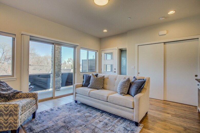 Downtown Skyline Rooftop Patio Modern Townhome