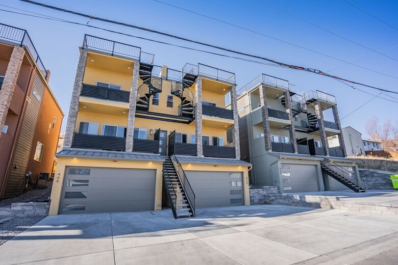 Downtown Skyline Rooftop Patio Modern Townhome