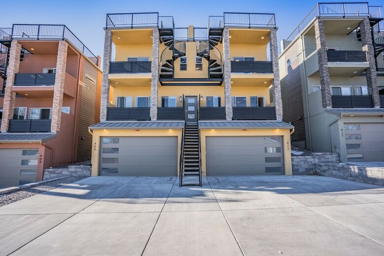 Downtown Skyline Rooftop Patio Modern Townhome