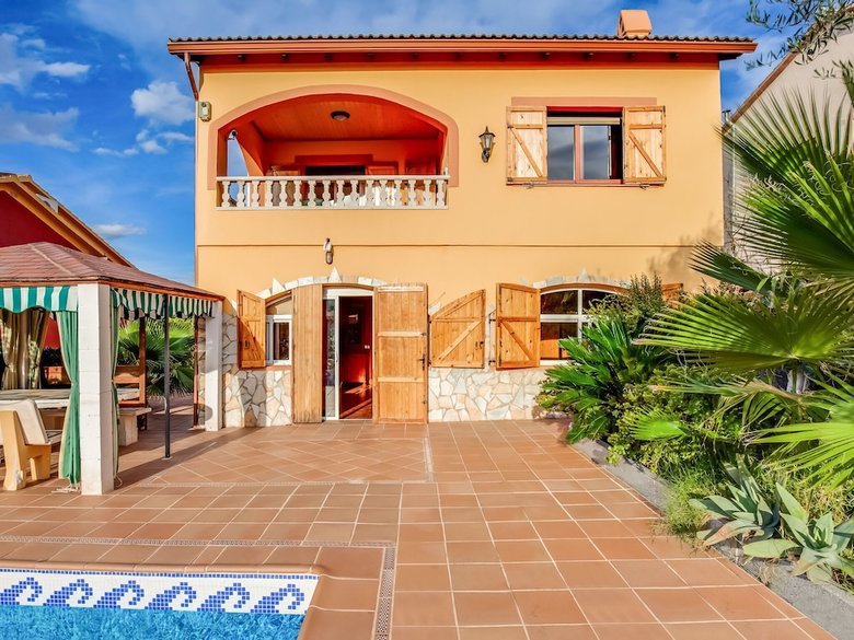 Luxurious Holiday Home In Vendrell With Swimming Pool